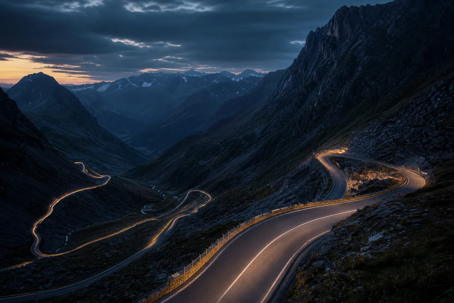 Strada alpina panoramica con tornanti al crepuscolo